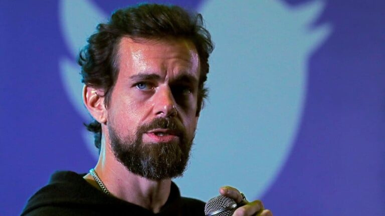 Jack Dorsey, ex CEO de Twitter en un evento de la compañía, fotografiado delante de una gigantografía con el logo oficial de la empresa.