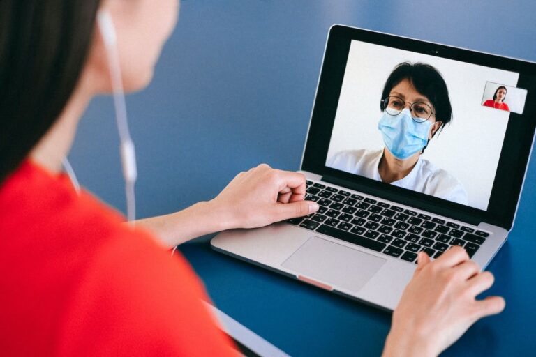 Paciente mujer realizando una consulta con su médica clínica por medio de un dispositivo.