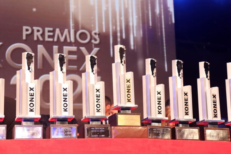 Foto de las estatuillas de los premios Konex, edición 2023.