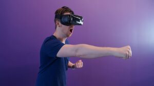Hombre usando casco de realidad virtual.